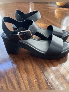 Gianni Bini Chunky Black Platform Sandals with Buckle Ankle Strap